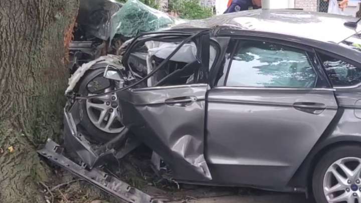 Vehicle crashes into tree in southeast Lincoln neighborhood