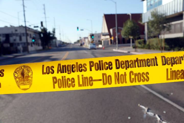 Arrestan a hombre que disparó al sospechoso de estrellar su auto contra una multitud en Los Ángeles