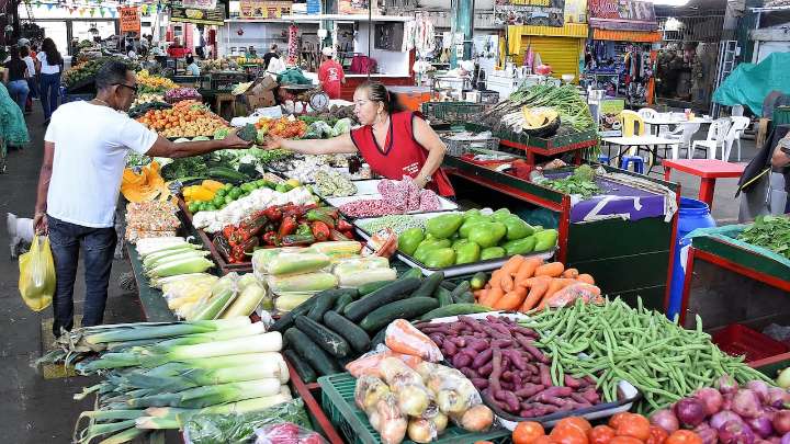 Así le hacen frente los caleños al incremento en los alimentos: estos son los productos que más han subido de precio