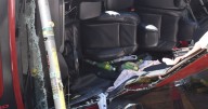 Detienen a conductora por provocar la volcadura de un auto