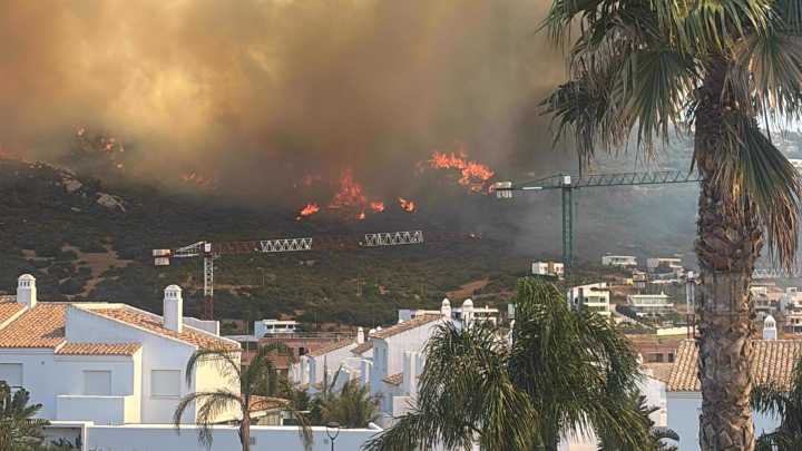 Decenas de incendios arrasan España: Tres feridos en Madrid e Cádiz e miles de desaloxados