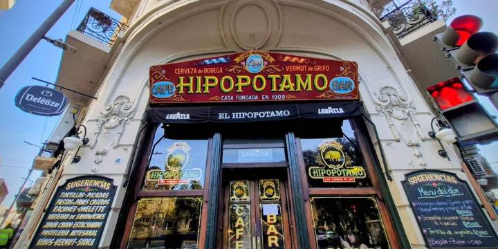 Cafetines de Buenos Aires: la leyenda de la esquina sureña que vio nacer a la ciudad y la reinvención de un bar centenario