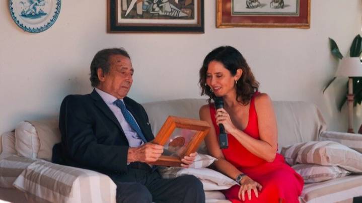 Alfonso Ussía recibe el Premio de Cultura 2025 de la Comunidad por su trayectoria literaria