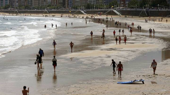 Dos leoneses se enfrentan a los socorristas de Gijón en la playa de San Lorenzo