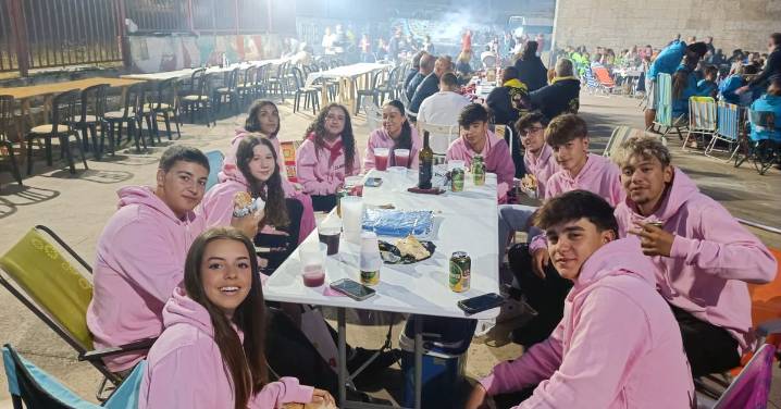 Cena popular con un gran ambiente de unión entre los vecinos de Pereña de la Ribera