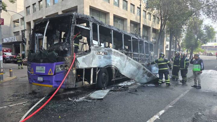 Camión de transporte público se incendia en la Cuauhtémoc; no hay lesionados
