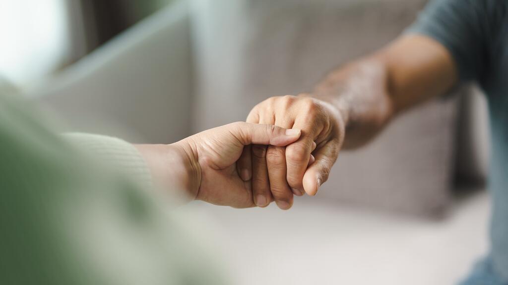 Organizaciones ofrecen recursos gratuitos de salud mental ante las redadas migratorias al sur de California