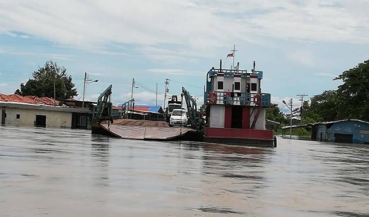 Chalana de más de 20 minutos, de los pocos pasos entre Guárico y Apure (VIDEO)