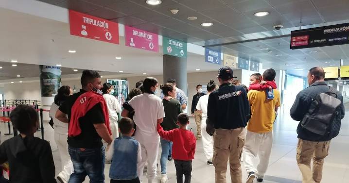 Aumento de salarios impulsa el consumo de las familias y sostiene la frágil economía colombiana