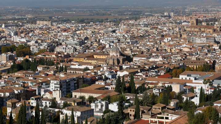 Lanzan un 'crowdfunding' para costear la terapia de Elena, una niña de Granada con una enfermedad rara