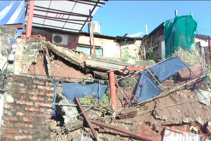 Derrumbes en barrio Las Flores: tres familias piden ayuda tras el colapso de sus viviendas