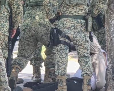 Elementos del Ejército detienen a dos presuntos delincuentes en las inmediaciones de Palacio de Gob…
