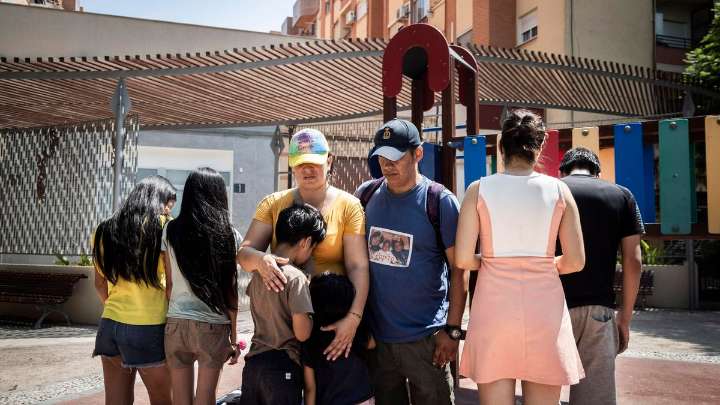 Una vecina acoge a la familia con 6 niños que dormía en la calle tras no aceptar la plaza en un albergue