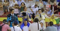 Cayetano Rivera sale a hombros de la plaza de Tomelloso en su vuelta a los ruedos