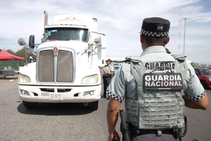 Comando en patrulla falsa de la Guardia Nacional asalta a conductor en la Puebla