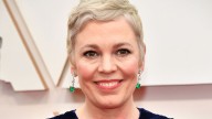 Olivia Colman apuesta por el pixie ondulado, el corte de pelo que favorece y rejuvenece a partir de los 50