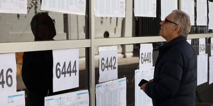 El Gobierno se aferra al Plan Aguante: todo vale para  que el dólar no salte al techo de la banda
