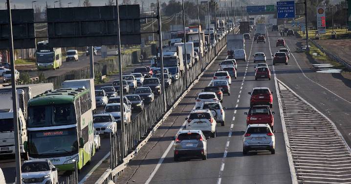 Más de 420 mil vehículos saldrían de la Región Metropolitana durante el fin de semana largo: cifra superaría a la de Semana Santa
