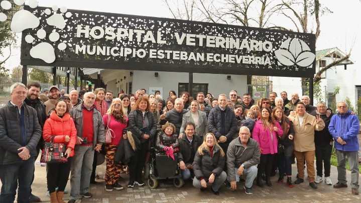 Fernando Gray encabezó la inauguración del Hospital Veterinario municipal en Esteban Echeverría
