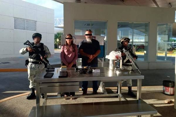 Cae estadounidense con cargadores de arma... ¡en olla!