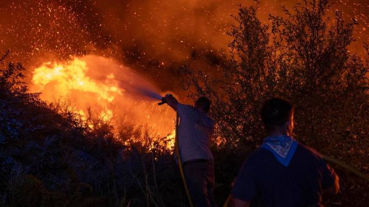 Última hora de los incendios en España | 21 incendios activos, 33.750 desalojados y 33 detenidos
