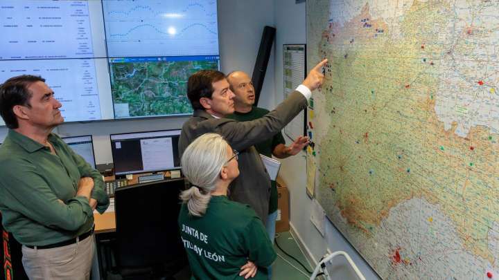 "Gracias por proteger nuestra tierra": Mañueco envía su agradecimiento a quienes luchan contra los incendios