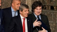 El dólar oficial cerró a $1360 y anotó la primera baja mensual durante el gobierno de Javier Milei