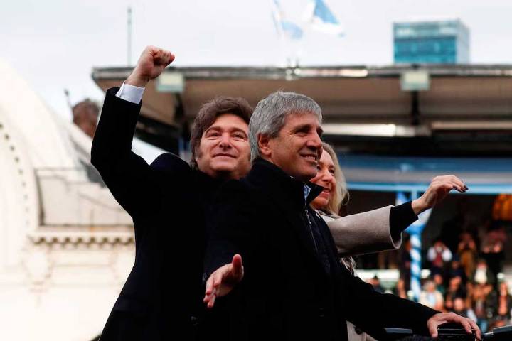 “La decisión es tuya”: en tono de campaña y a días del cierre de listas, Caputo volvió a criticar al kirchnerismo