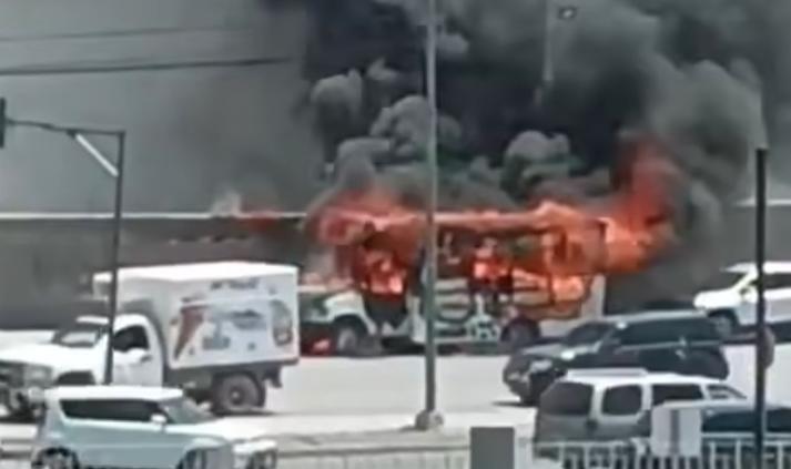 Arde puesto de burritos en la Santiago Blancas e Independencia