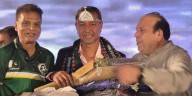 Nolberto Solano fue condecorado como héroe de culto en Pakistán: ofrendas de oro, relojes de alta gama y tiara de realeza en una noche histórica