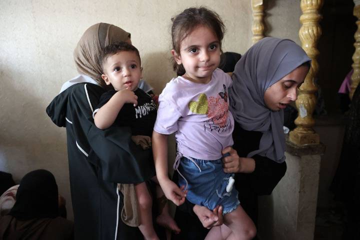 Sheinbaum, a favor de dar asilo a niñas y niños palestinos huérfanos