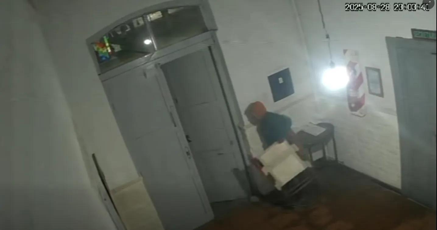 Entró al hogar de ancianos y se robó una silla
