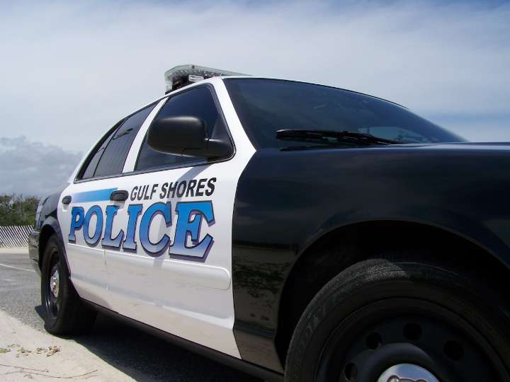 Small plane crashes in Gulf Shores