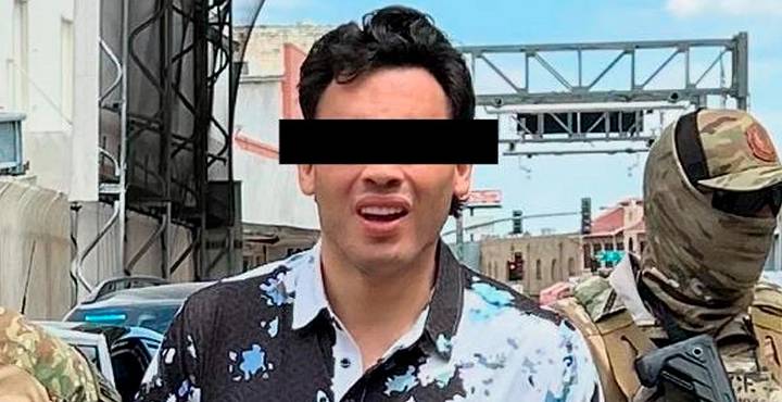 Difunden primera foto de Chávez Jr. tras deportación; aparece esposado y custodiado