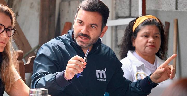 Yankel Benítez acompaña a vecinos de colonia Ríos Mexicanos en gestiones ante CFE