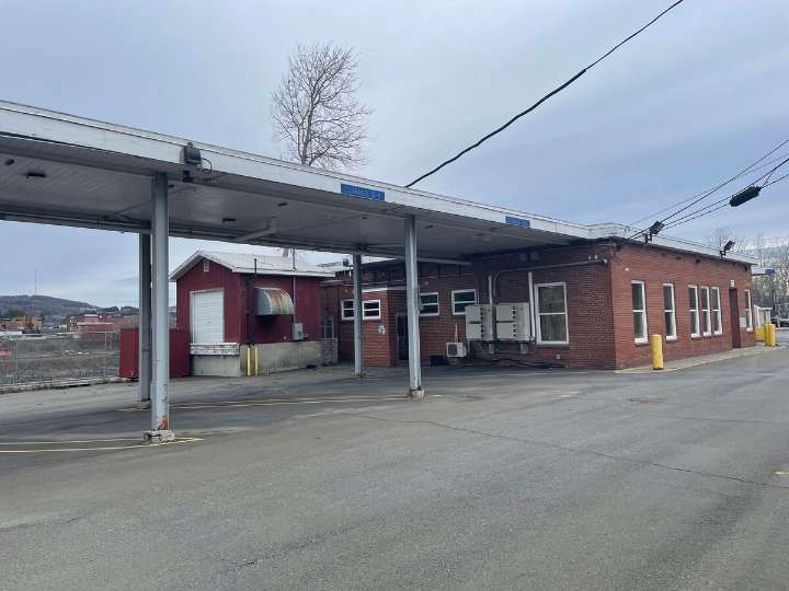 A former Maine border crossing is for sale. Bids start at $25K.