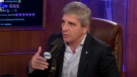 Luis Caputo mostró un chat de amor con Milei y atacó al kirchnerismo: "Nos mandó su brazo armado"