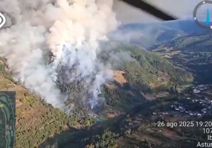 Un nuevo incendio, posiblemente provocado, obliga a desalojos en Asturias