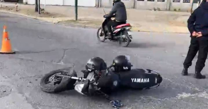 Choque en avenida Discépolo: motociclista terminó hospitalizado con una pierna fracturada