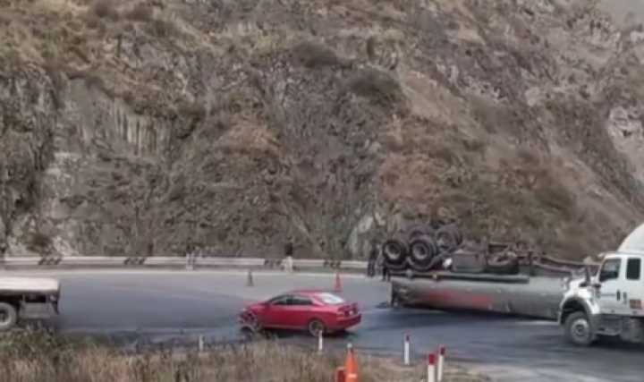 Carretera Central: Cisterna se despista y derrama combustible en el río Rímac