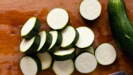 Ni ensalada ni pasta: aprende a hacer esta receta viral con calabacín, la verdura de la temporada