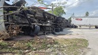 Vuelca tráiler en complicado libramiento de Pueblo Viejo; deja sin electricidad a medio Pueblo Viejo