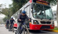 Conductores del Corredor Rojo experimentan peligros que enfrentan a diario los ciclistas