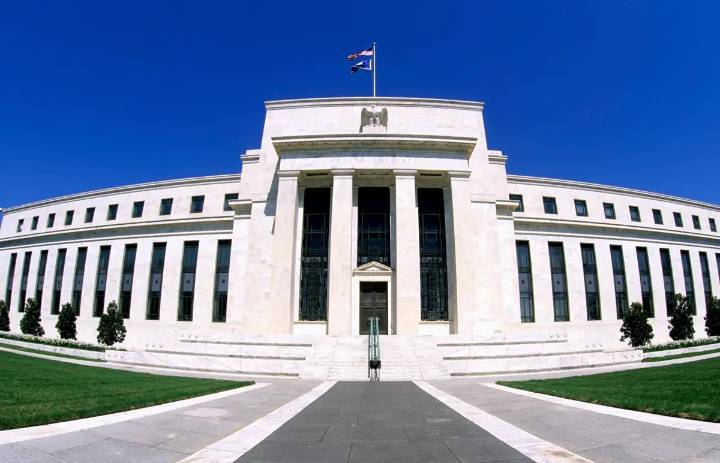 Analysts Sound Alarm: Fed Rate Cut Hopes May Backfire On Crypto