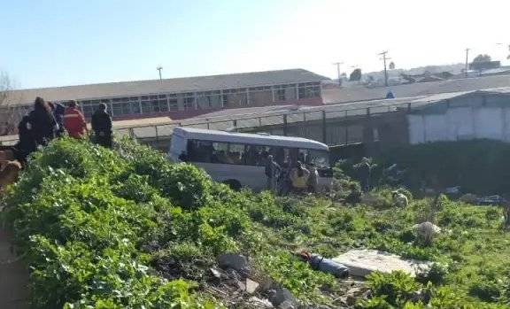 Bus escolar que transportaba cerca de 30 menores cayó por una cuesta en Coronel: no se reportaron heridos de gravedad