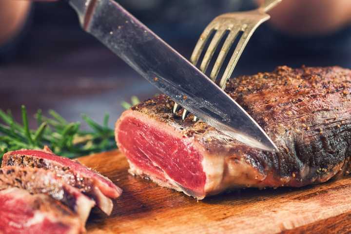 La carne roja podría aumentar el riesgo de aneurisma abdominal potencialmente mortal