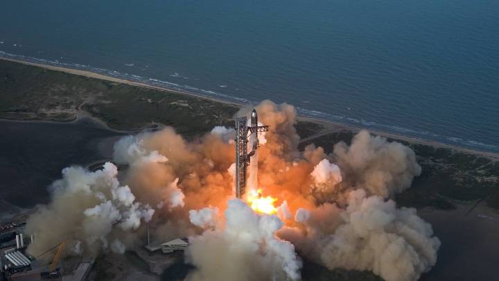 Starship logra desplegar satélites y amerizar en el Océano Índico