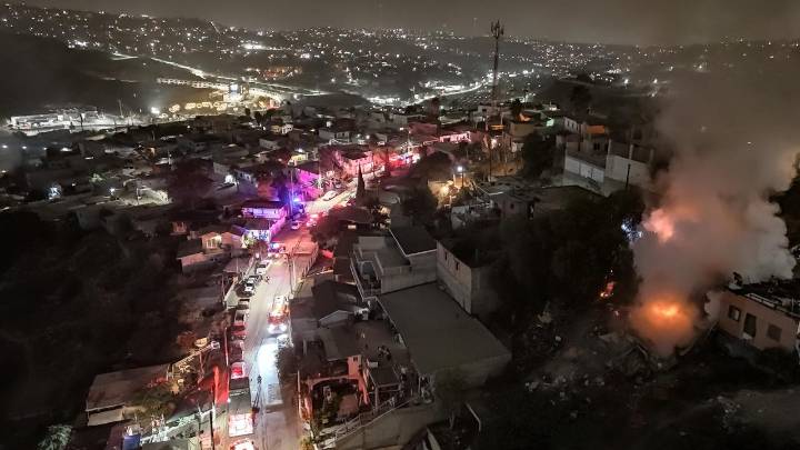 Incendio arrasa con dos viviendas en la colonia Luis Echeverría