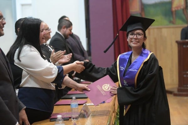 Egresan más de 80  de la Facultad de Filosofía y Letras de la UACh