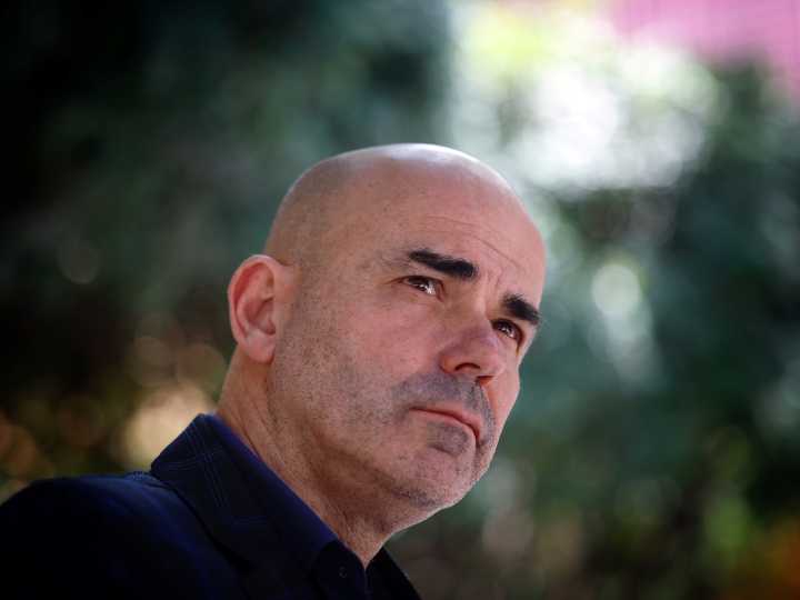 Eduardo Sacheri: "No hay ficción argentina que se interrogue qué sucedió en las Malvinas"